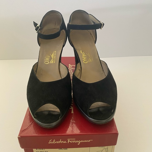 Vintage Ferragamo suede heels - Picture 3 of 5